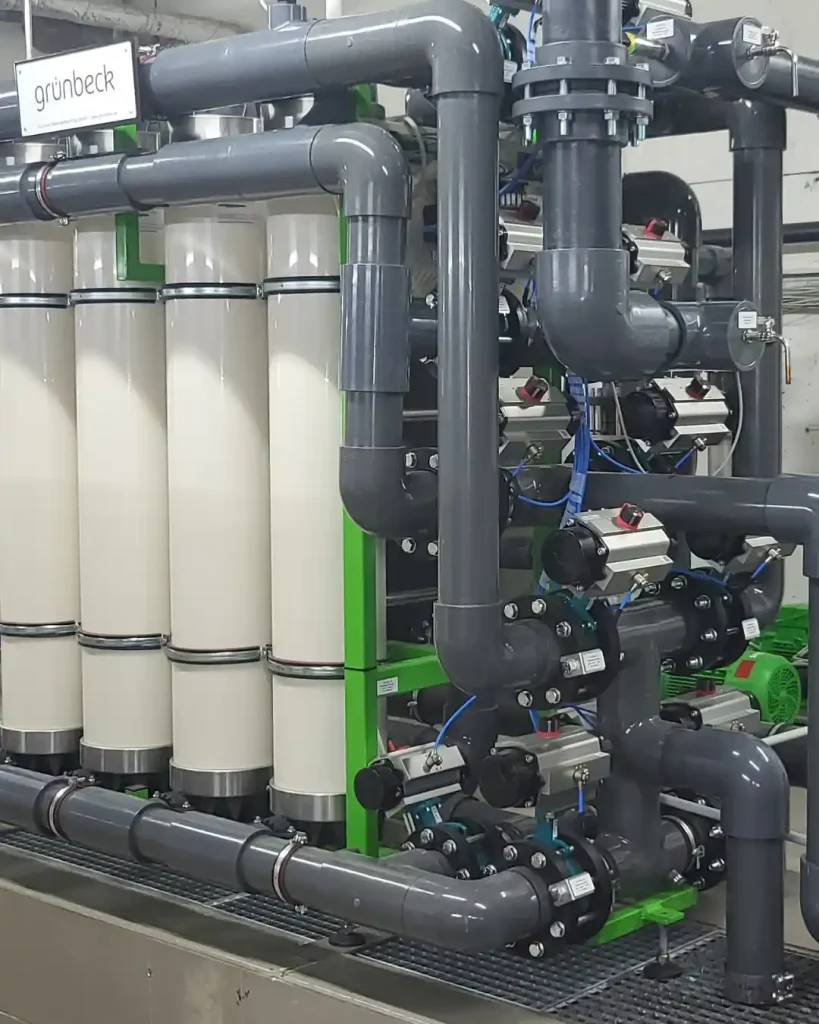 Grünbeck Wasseraufbereitungsanlage mit Rohrsystem, Ventilen und mehrstufigen Filtereinheiten.