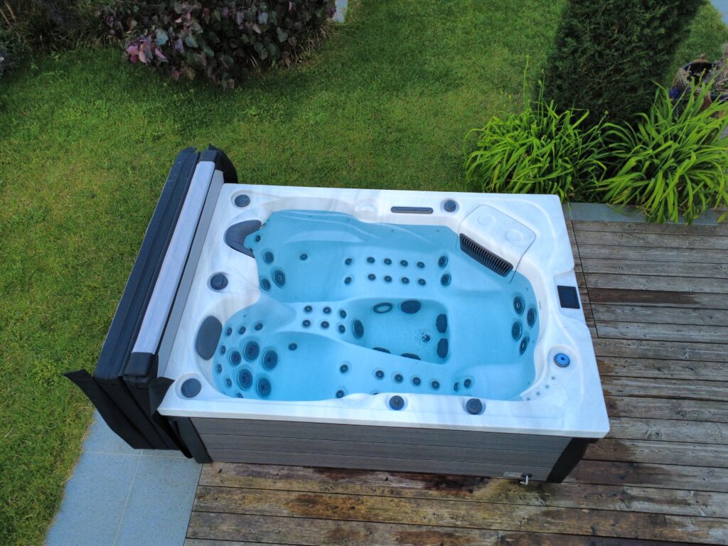 Sicht auf Whirlpool mit 2 Liegeplätze und 1 Sitzplatz aus der Vogelperspektive.