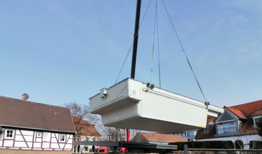 Pool befestigt an 4 Punkten in horizontaler Position zur Platzierung im Garten. 